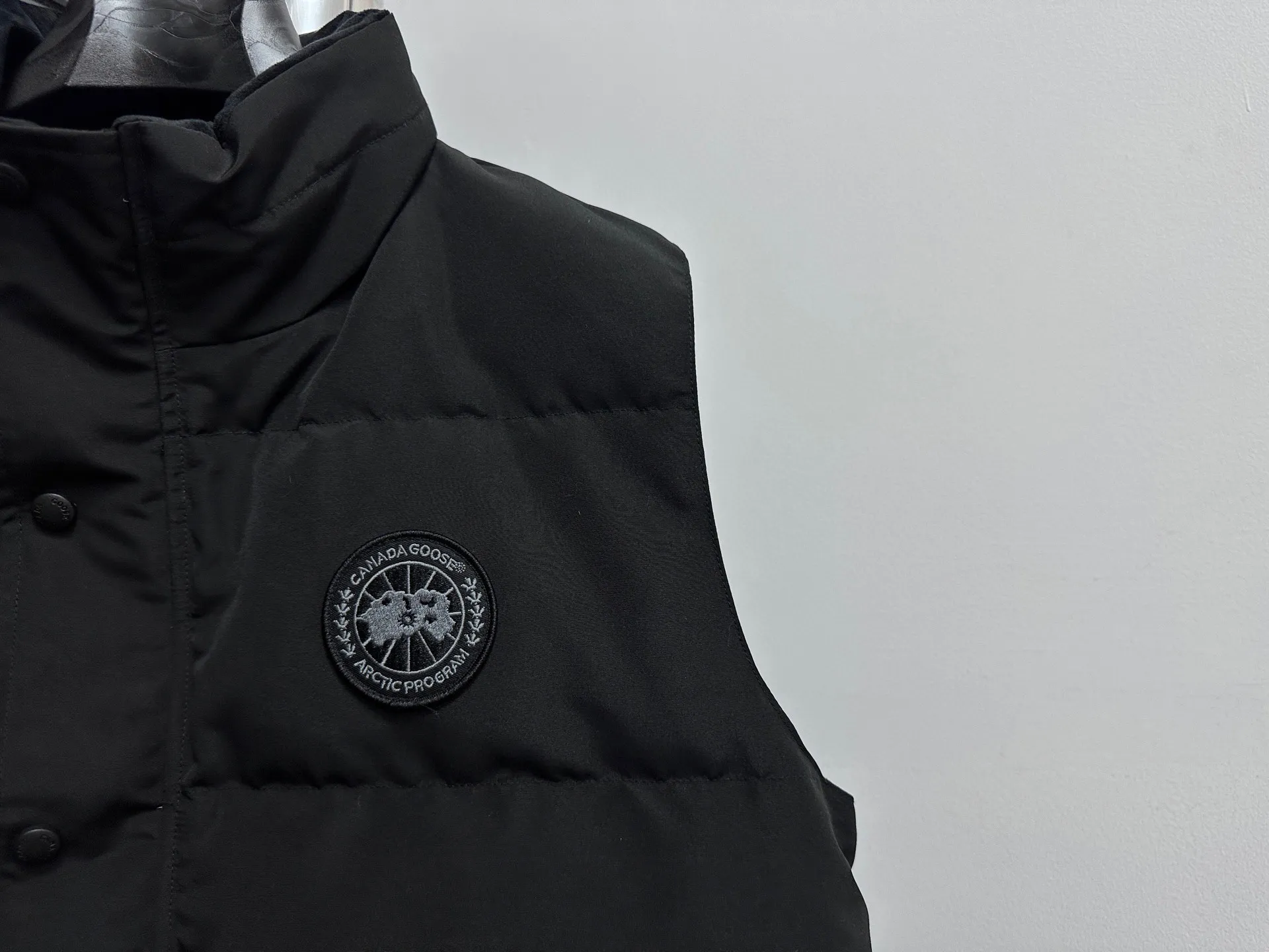 P360 [Canada Goose] Canada Goose black label #Freestyle Crew 4151mb men’s and women’s vest down ➖ Imported Behringer embroidery machine with customized 10,000-needle embroidery label! ➖ Imported 21-count polyester-cotton blended original fabric, using Feather-Light 10D waterproof coating fabric, made of 84.5% polyester fiber and 15.5% cotton, 100% the best feel in the entire network! ➖ The genuine official website uses the national standard 80 white duck down, and will never be misled by false claims such as 90 down or goose down! ➖ 100% nylon nylon lining with double double-layer sealing design to prevent velvet from running away. Top-grade polar fleece is used in the collar and pockets to keep warm and comfortable! ➖ Yoshida YKK provides original custom-made electroplated sliders. YKK two-way lockable zippers are tight and smooth and will not peel off paint! ➖ 3M composite original Velcro is durable, and all accessories and hardware are disassembled and customized! ⛔No slander, no exaggeration, no need for too much copywriting, because it is focused, it is professional!  SIZE: XS S M L XL XXL